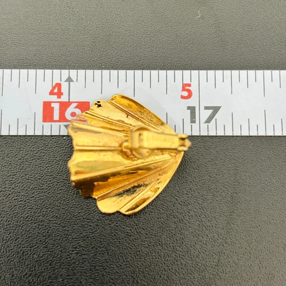Trifari Women Clip On Earrings OS Gold Shell Vintage‎ Ribbed Scalloped 9404